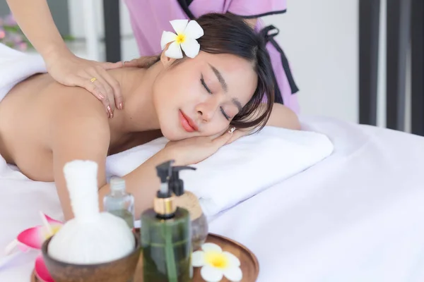 Genç Asyalı Kadın Spa Salonundaki Masajı Seviyor Rahatlatıyor Güzellik Masajı — Stok fotoğraf