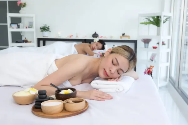 Ung Asiatisk Kvinna Njuter Och Koppla Massage Spa Salong Spa — Stockfoto
