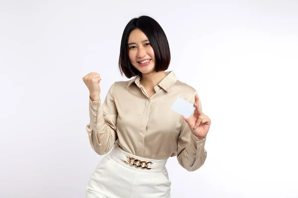 Asiatische Geschäftsfrau Hält Visitenkarte Isoliert Auf Weißem Hintergrund — Stockfoto
