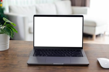 boş ekranı evdeki ahşap masadaki boş ekran bilgisayara dönüştür. Boş ekranlı dizüstü bilgisayar