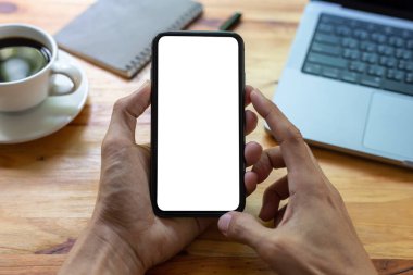 Ofiste akıllı telefon kullanan erkek eli kırpma yolu ile boş ekranda, Üst görünümde cep telefonu tutan erkeğin boş beyaz ekranlı görüntüsü