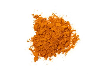 Beyaz arkaplanda kuru zerdeçal tozu ve zerdeçal kökü izole edildi.