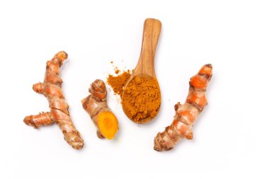 Beyaz arkaplanda kuru zerdeçal tozu ve zerdeçal kökü izole edildi.