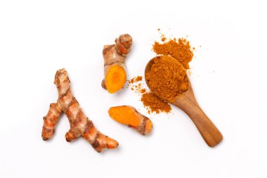 Beyaz arkaplanda kuru zerdeçal tozu ve zerdeçal kökü izole edildi.