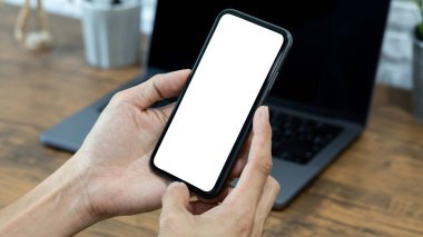 Masasında akıllı telefon modeli kullanan bir işadamının elleri, grafikleri düzenlemek için cep telefonu boş ekranı.