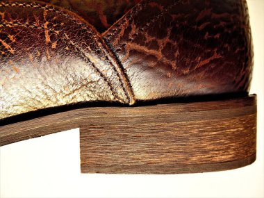 açık arkaplanda erkek deri ayakkabıları