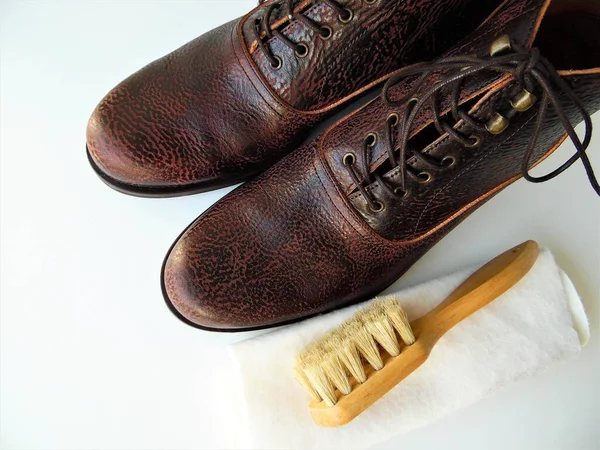 Zapatos Hombre Cepillo Para Zapatos Sobre Fondo Claro Cuidado Zapatos — Foto de Stock