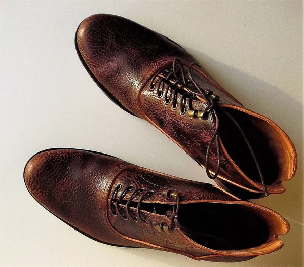Sapatos Castanhos Couro Masculinos Fundo Claro — Fotografia de Stock