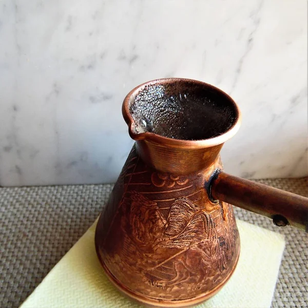 铜锅中的煮过的咖啡随蒸汽上升 — 图库照片