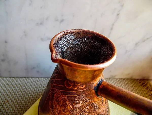 铜锅中的煮过的咖啡随蒸汽上升 — 图库照片