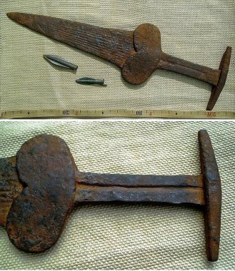 İskitli kılıç, Demir Çağı 'nın ilk dönemlerinden kalma İskitli hançer ve M.Ö. 3.-5. yüzyıldan kalma bronz oklar. Çuval bezinde, antik bir İskoç hançeri.