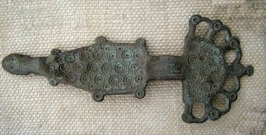 Erken dönem Slavların antik bronz broşu, MS 5.-7. yüzyıl.