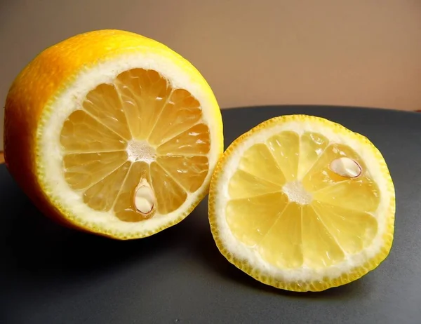 Gri Bir Tabakta Dilimlenmiş Limon Yakın Plan — Stok fotoğraf