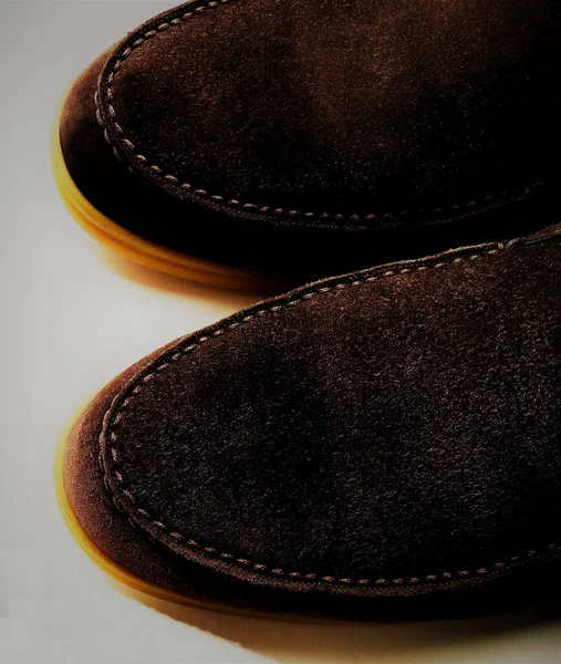Açık Arkaplanda Süet Kahverengi Erkek Çizmeleri — Stok fotoğraf