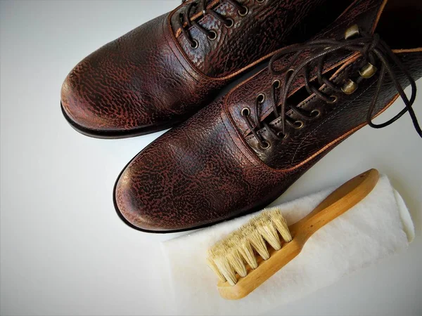 Férfi Cipők Egy Kefe Cipőkhöz Könnyű Háttérrel Bőrápolás Férfi Cipőtisztítás — Stock Fotó
