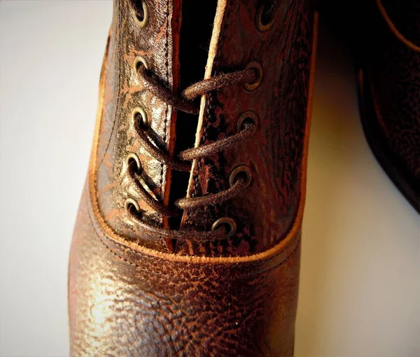 Ανδρικά Παπούτσια Και Μια Βούρτσα Για Παπούτσια Ελαφρύ Φόντο Φροντίδα — Φωτογραφία Αρχείου
