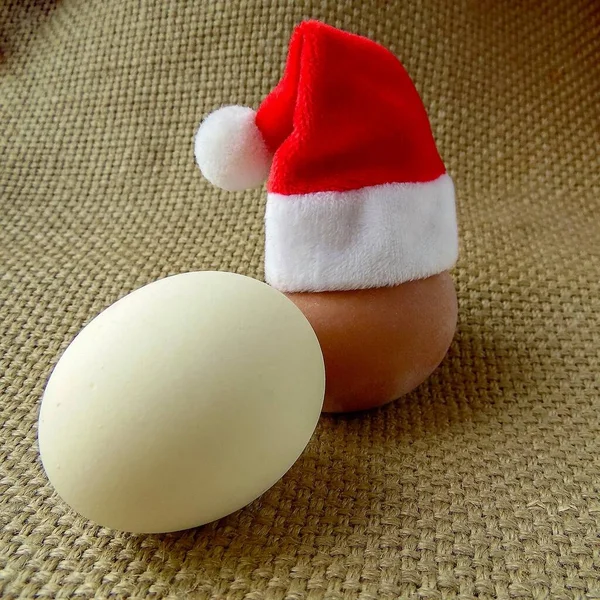 Sombrero Santa Huevo Sobre Fondo Una Alfombra Áspera Tema Navidad — Foto de Stock