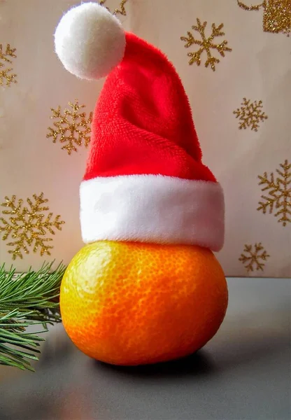 Мандарин Шляпа Санта Клауса Рождественская Тема — стоковое фото