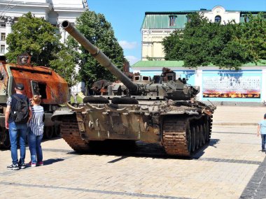 Tank, bozuk Rus askeri teçhizatı, Ukrayna, Kyiv meydanında.