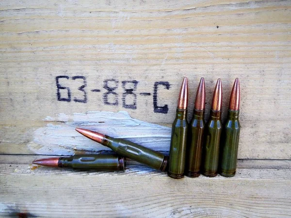 Puste Naboje Treningowe Karabinu Szturmowego Kalashnikov Tle Drewnianej Skrzynki — Zdjęcie stockowe