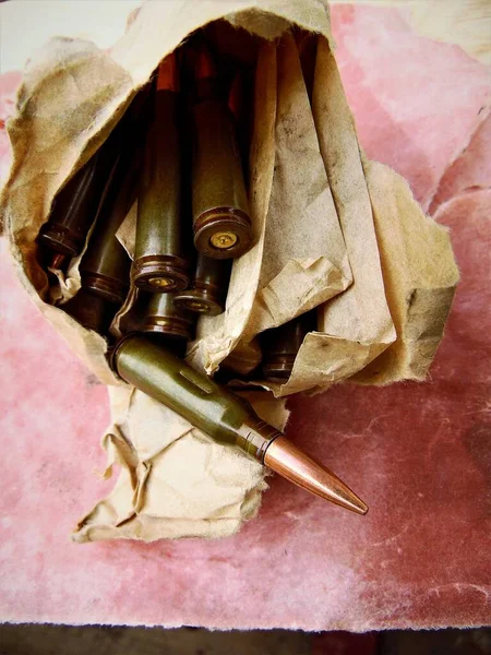 Kalaşnikof Saldırı Tüfeğinin Boş Eğitim Fişekleri Yırtık Bir Karton Paketin — Stok fotoğraf