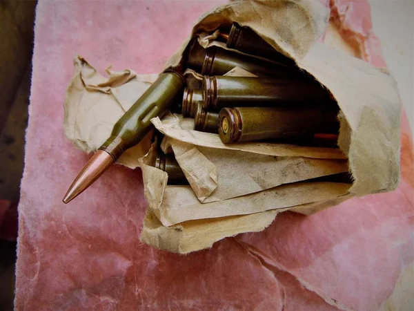 Kalaşnikof Saldırı Tüfeğinin Boş Eğitim Fişekleri Yırtık Bir Karton Paketin — Stok fotoğraf