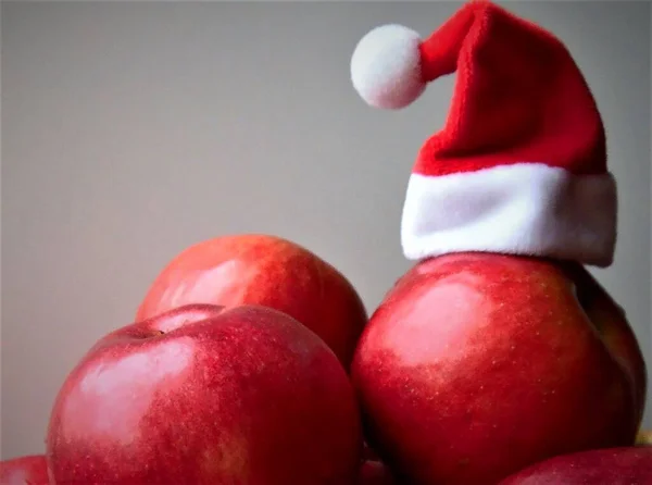 Dojrzałe Czerwone Jabłka Świąteczny Kapelusz Jasnym Tle — Zdjęcie stockowe