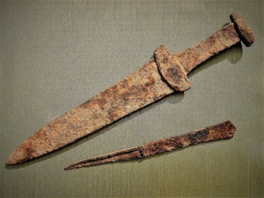 Antik İskitli Hançer Akinak, Akinak MÖ 5. yüzyıl - MÖ 3. yüzyıl ve bir süslemeli İskitli bıçak. Scythian akinak 