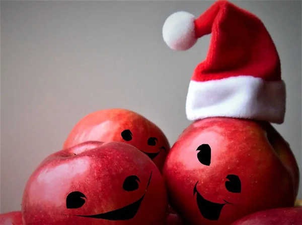 Emotikony Czerwonych Jabłkach Noworocznym Kapeluszu Boże Narodzenie Nowy Rok — Zdjęcie stockowe