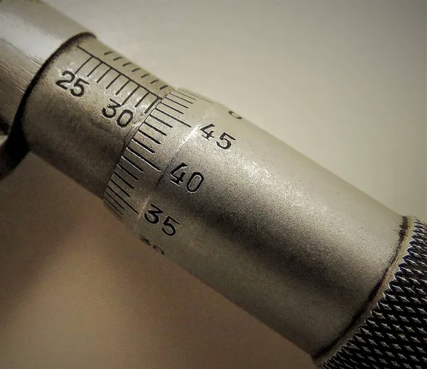 Precisie Meetinstrument Micrometrische Meting Schaal Van Het Meetapparaat Micrometer Close — Stockfoto