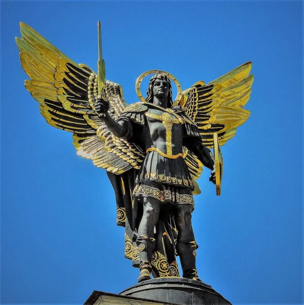 Памятник Архангелу Михаилу Киеве — стоковое фото
