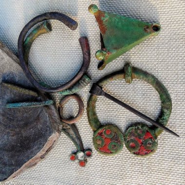 Antik bronz mücevherler: bilezikler, kolyeler ve M.Ö. 3-5 yüzyılda diş mineli bir broş.