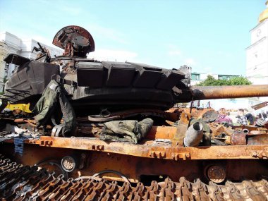 Kyiv, Ukrayna - 20.05.22: Kiev halkı Kyiv 'deki Sofiyivska Meydanı' ndaki bozuk Rus askeri teçhizatını denetliyor
