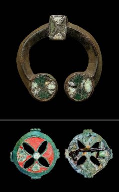 Antik bronz süsleme: siyah izole edilmiş arka planda beyaz-yeşil diş mineli fibula, III-V yüzyıllar. AD Doğu Avrupa. Kyiv kültürü. Diş minesinde Sulgama broşu..