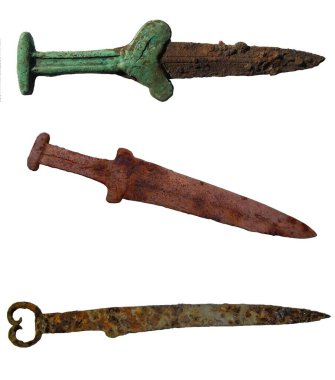 Üç çeşit akinaki - İskitli kılıcı, MÖ 3-5 asırlık erken Demir Çağı 'nın İskitli hançeri. beyaz arkaplanda.