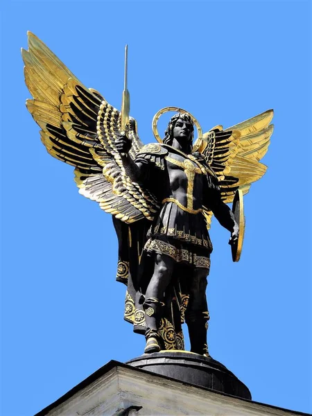 基辅独立广场 Maydan Nezalezhnosti 大天使Michael Saint的镀金青铜雕像 — 图库照片