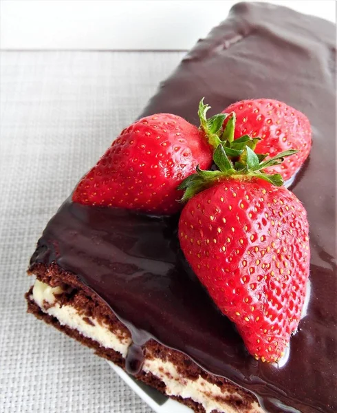 Kekskuchen Schokolade Dekoriert Mit Reifen Erdbeeren Auf Hellem Hintergrund — Stockfoto