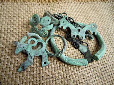 8.-11. yüzyılda yaşamış Kievan Rus Slavlarının bronz mücevherleri, antik bronz yüzükler, bilezikler, kolyeler, eski Slavların kolyeleri ve zincirleri kaba kumaşın arka planına karşı