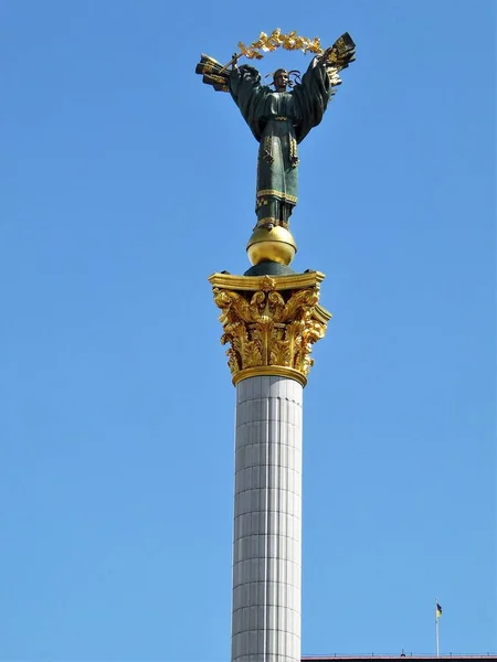 Κίεβο Ουκρανία Μνημείο Ανεξαρτησίας Και Ξενοδοχείο Ουκρανία Στο Μαϊντάν Nazalezhnosti — Φωτογραφία Αρχείου