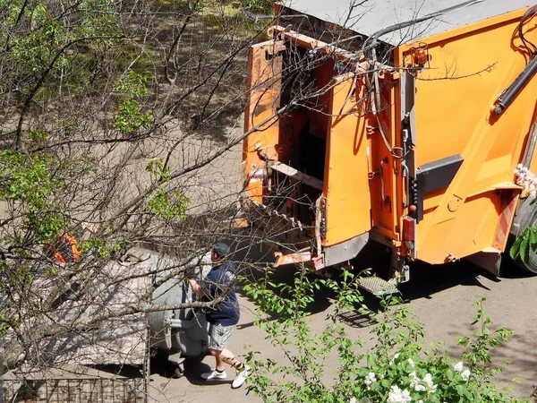 Kyjev Ukrajina Května2023 Nakladače Nakládají Odpadky Kontejneru Popelářského Vozu Města — Stock fotografie