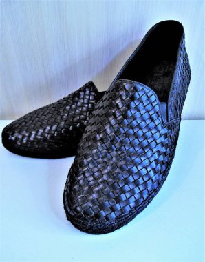 Açık arkaplanda erkek siyah deri mokasenleri. Yaz siyah mokasenleri.