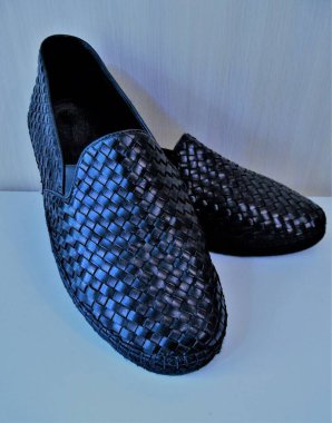 Açık arkaplanda siyah ayakkabı mokasenleri