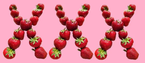 Reife Erdbeeren Bilden Drei Auf Einem Rosa Hintergrund Konzeptfoto — Stockfoto