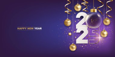 Mutlu yıllar 2025. Altın Noel süslemesi ve mor arka planda konfeti olan beyaz kağıt numaralar. Tatil tebrik kartı tasarımı.