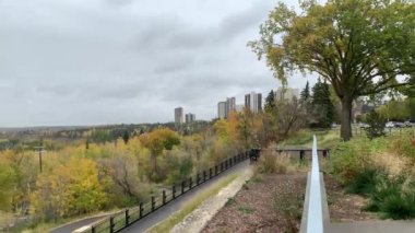 Edmonton Şehir Merkezi Bulutlu Yağmurlu Sonbahar Günü