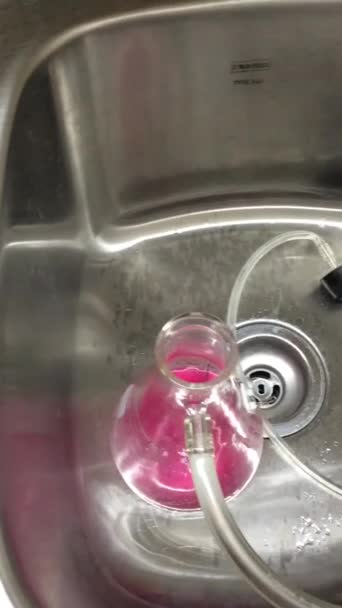 科学实验将粉色液体紫色转化为透明的液体 作为清理工作的一部分 在科学实验室进行 — 图库视频影像