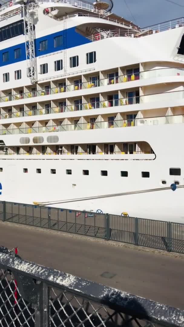 2016年8月27日にコペンハーゲンのラングレーニー ピアに寄港した大型アイダ クルーズ船 — ストック動画