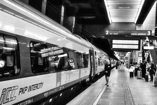Varşova, Polonya - 4 Temmuz 2023: Warszawa Centralna istasyon binasının içi