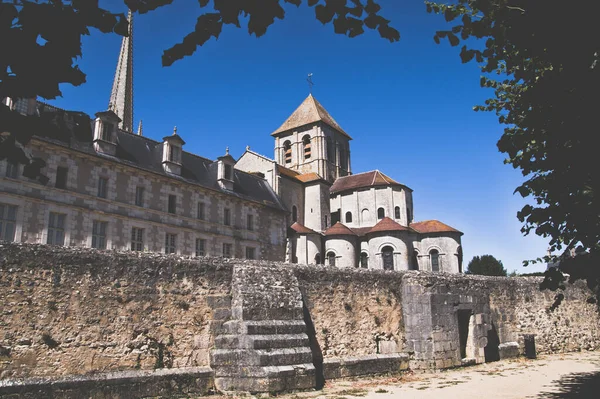 Saint-Savin sur Gartempe Manastırı Vienne bölgesinde masmavi gökyüzü