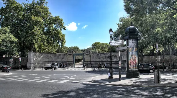 Paris Fransa - Temmuz 2020 Pere Lachaise mezarlığının dışında çekilmiştir. Yüksek kaliteli fotoğraf.